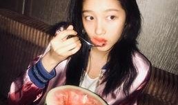 吃瓜女友图片高清,吃瓜女友的甜蜜瞬间