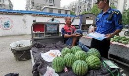 群众摆地摊吃瓜,群众摆摊吃瓜，共享人间烟火气