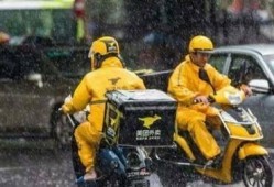 外卖小哥吃瓜奔驰,一场意外引发的全民热议