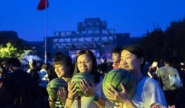 瓜田吃瓜剧情,一场意外的甜蜜邂逅