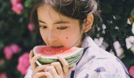 小孩吃瓜头像女,小男孩化身可爱女生吃瓜瞬间