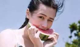 小孩吃瓜头像女,小男孩化身可爱女生吃瓜瞬间