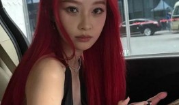 红发女生自拍吃瓜,趣味瞬间引网友热议