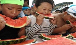 黑人在成都吃瓜