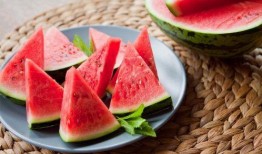 拿板凳吃瓜,一场别开生面的夏日盛宴