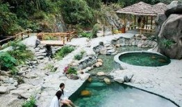 魏源温泉吃瓜,夏日消暑吃瓜，尽享休闲时光