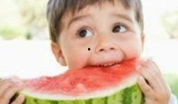 小孩吃瓜头像女,小男孩化身可爱女生吃瓜瞬间