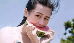 吃瓜女友图片高清,吃瓜女友的甜蜜瞬间