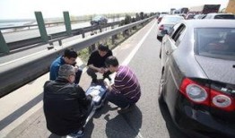 美女堵车吃瓜视频,趣味横生瞬间走红网络