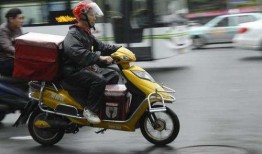 外卖小哥吃瓜奔驰,一场意外引发的全民热议