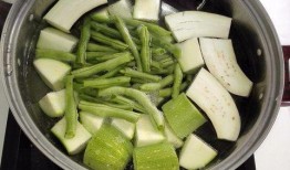 吃豆角煮小瓜,豆角煮小瓜，营养满分夏日佳肴